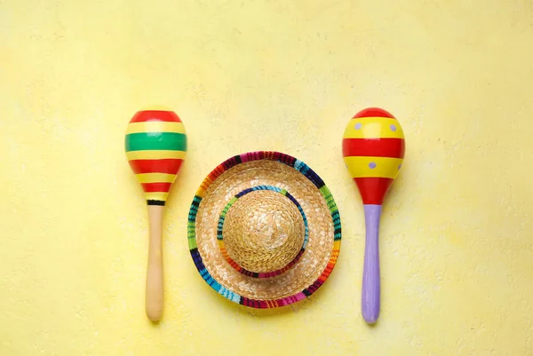 배경에 솜브레로 모자를 멕시코 마라카스 — 스톡 사진
