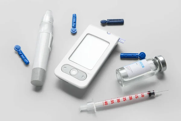 Glucosímetro Con Pluma Lanceta Insulina Jeringa Sobre Fondo Gris Concepto —  Fotos de Stock
