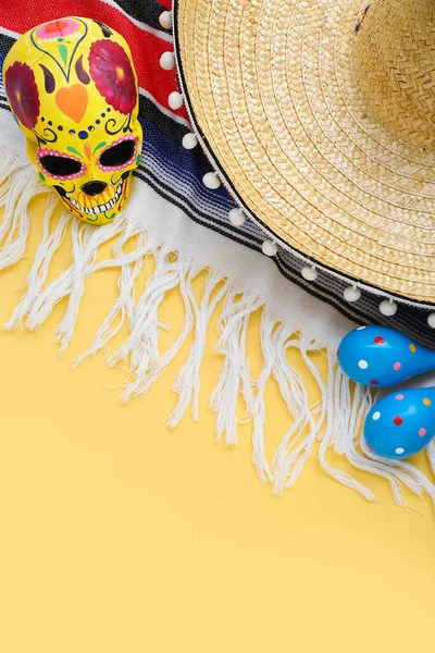 Μεξικάνικες Μαράκες Ζωγραφισμένο Κρανίο Καπέλο Σομπρέρο Και Σέρα Κίτρινο Φόντο — Φωτογραφία Αρχείου