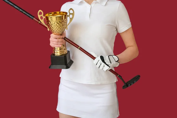 Golfista Feminina Com Copo Ouro Fundo Vermelho — Fotografia de Stock