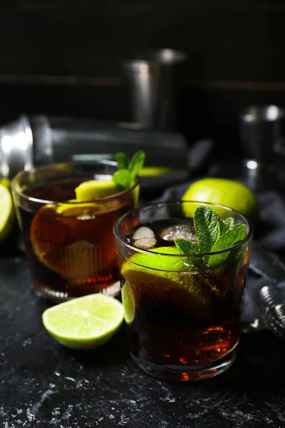 Bicchieri Gustoso Cocktail Cuba Libre Sfondo Scuro — Foto Stock