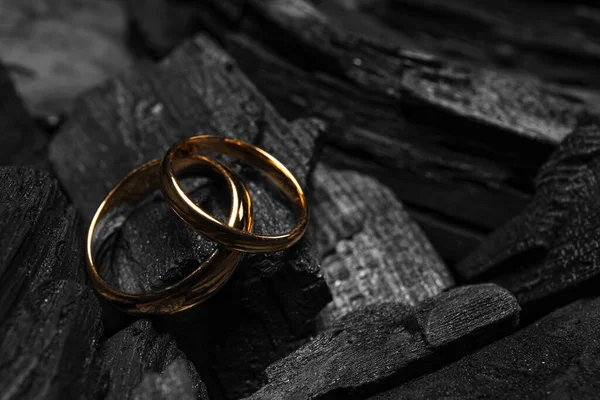 목탄에 금으로 결혼반지 — 스톡 사진