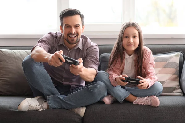 Father His Little Daughter Playing Video Game Home — Stock Photo, Image