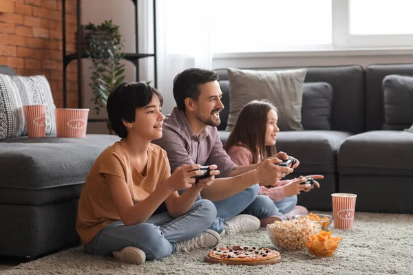 Little Boy His Father Sister Playing Video Game Home — Stock Photo, Image