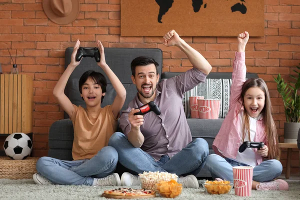 Father His Little Children Playing Video Game Home — Stock Photo, Image