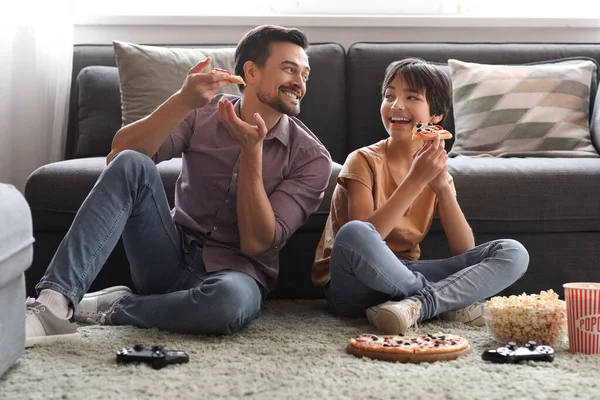 Apa Kisfiával Pizzát Eszik Miközben Otthon Videojátékozik — Stock Fotó