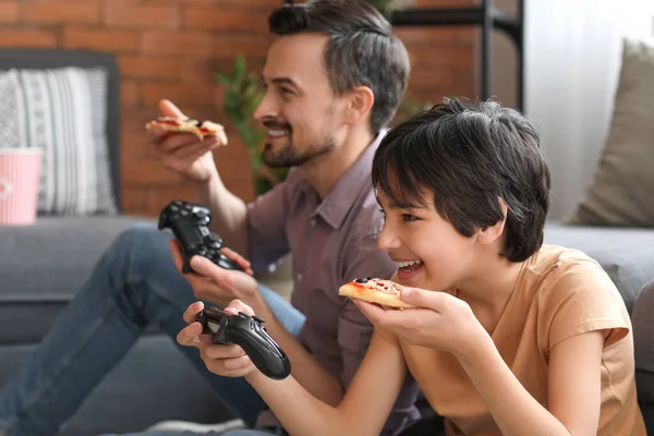 Malý Chlapec Svým Otcem Jíst Pizzu Při Hraní Videohry Doma — Stock fotografie
