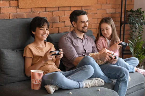 Otec Svými Malými Dětmi Popcorn Hrát Videohry Doma — Stock fotografie