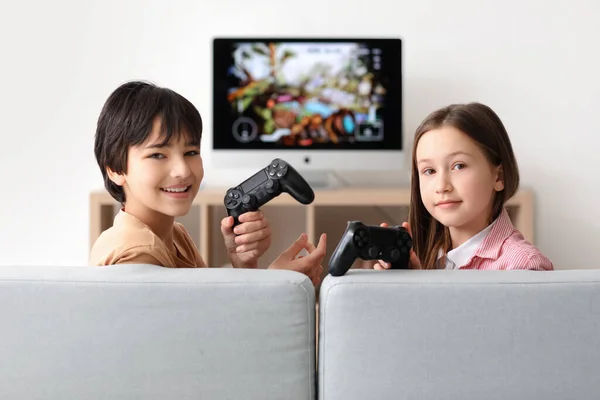 Crianças Pequenas Jogando Videogame Casa — Fotografia de Stock