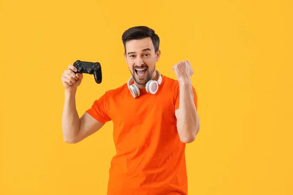 Handsome Man Game Pad Yellow Background — Stock Photo, Image