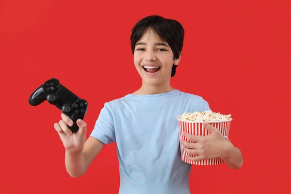 Ragazzino Con Game Pad Popcorn Sfondo Rosso — Foto Stock