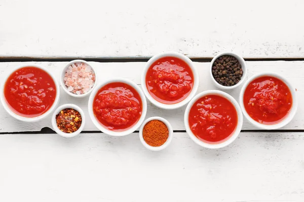 Schalen Met Lekkere Tomatensaus Ingrediënten Witte Houten Ondergrond — Stockfoto