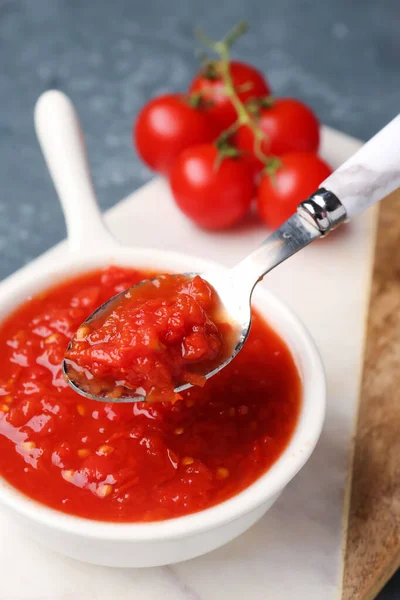 맛있는 토마토 소스가 그릇을 클로즈업을 — 스톡 사진