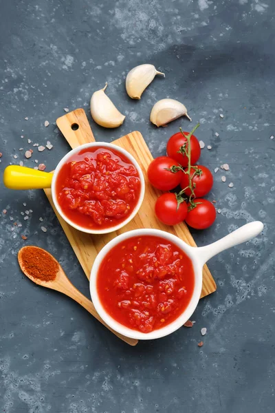 Bol Avec Sauce Tomate Savoureuse Légumes Frais Sur Fond Bleu — Photo