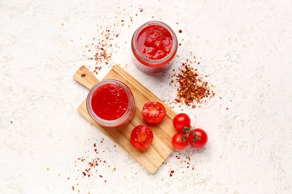 Frascos Con Sabrosa Salsa Tomate Sobre Fondo Claro — Foto de Stock