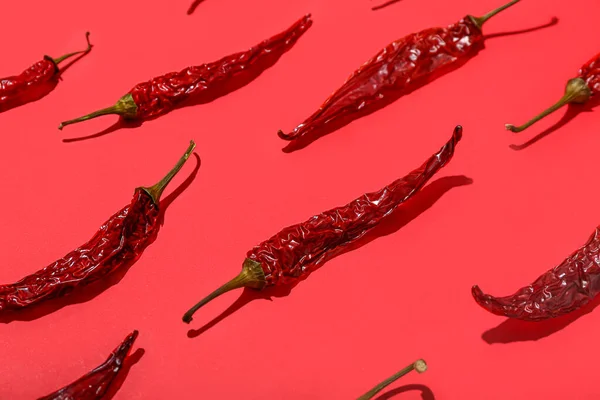 Suché Horké Chilli Papričky Červeném Pozadí — Stock fotografie