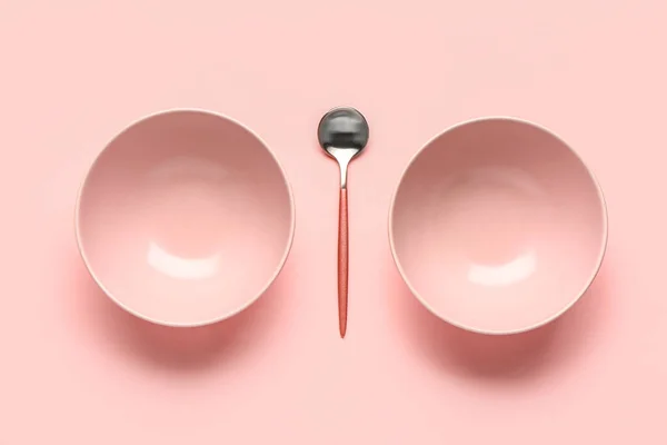 粉红底色干净碗勺的配料 — 图库照片