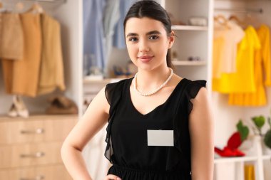 Şık bir butikte kadın satış asistanı.