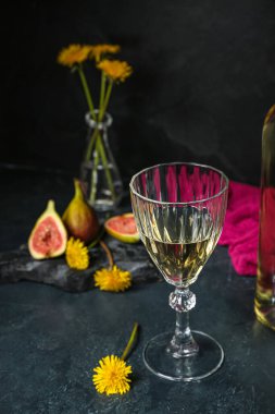 Karanlık masada bir bardak karahindiba şarabı