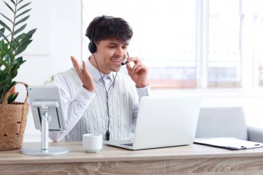 Ev bilgisayarlı erkek teknik destek ajanı