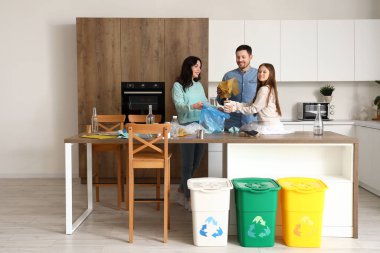 Mutfakta çöpleri ayıran aile.