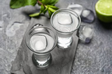 Siyah arka planda votka bardakları