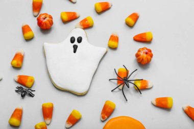 Tatlı Cadılar Bayramı şekerleri, kurabiye ve örümcekler arka planda, yakın plan