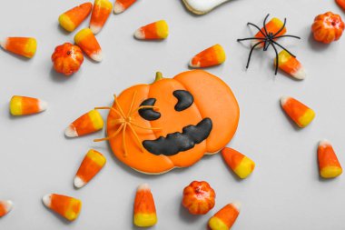 Tatlı Cadılar Bayramı şekerleri, kurabiye ve örümcekler arka planda, yakın plan