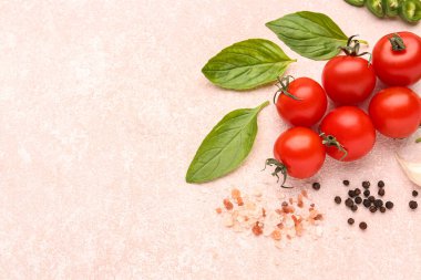 Olgun kiraz domatesleri, jalapeno ve hafif arkaplanda baharatlar ile kompozisyon
