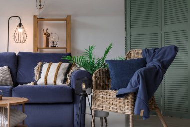 Parlayan lambaları, kanepesi ve koltuğu olan şık bir oturma odası.