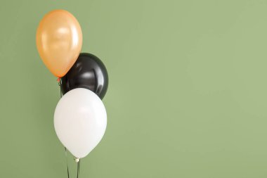Yeşil arka planda farklı Cadılar Bayramı balonları