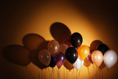 Koyu turuncu arka planda Cadılar Bayramı balonları