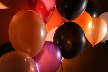 Renkli arka planda farklı Cadılar Bayramı balonları, yakın plan
