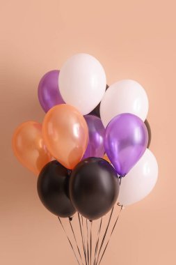 Bej arka planda farklı Cadılar Bayramı balonları