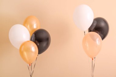 Bej arka planda farklı Cadılar Bayramı balonları