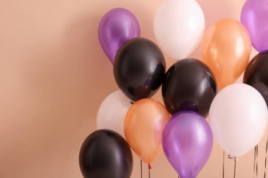 Bej arka planda farklı Cadılar Bayramı balonları
