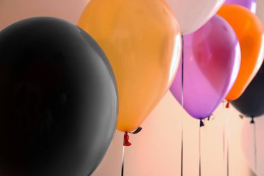 Bej arka planda farklı Cadılar Bayramı balonları, yakın plan