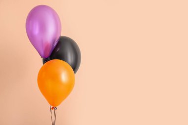 Bej arka planda farklı Cadılar Bayramı balonları