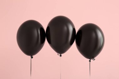 Bej arkaplanda siyah Cadılar Bayramı balonları