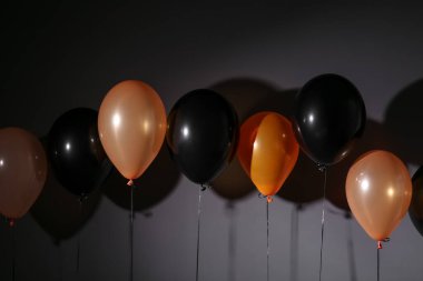 Koyu gri arka planda farklı Cadılar Bayramı balonları