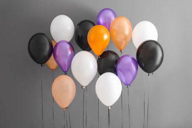 Gri arkaplanda farklı Cadılar Bayramı balonları