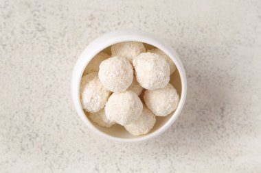 Hindistan cevizi soslu beyaz çikolata şekerleri.