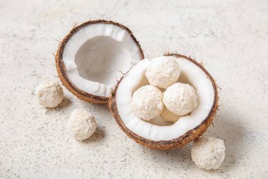 Işık masasında beyaz çikolata şekerli hindistan cevizi