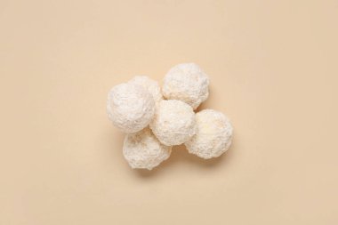 Bej arka planda hindistan cevizi soslu lezzetli beyaz çikolata şekerlemeleri.