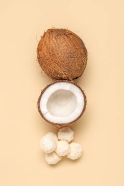 Bej arkaplanda hindistan cevizi ve beyaz çikolata şekeri