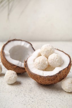 Işık masasında beyaz çikolata şekerli hindistan cevizi
