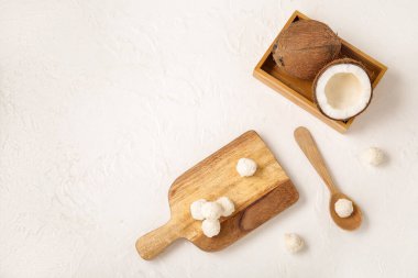 Masada beyaz çikolata ve hindistan cevizi var.