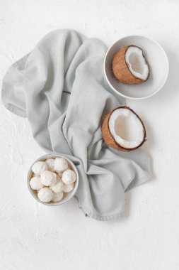 Beyaz çikolatalı kase ve hindistan cevizli masa.