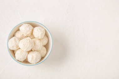 Hindistan cevizi kaplı beyaz çikolata şekerlemeleri.