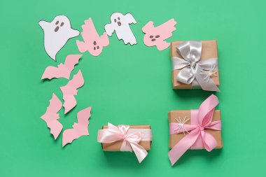 Güzel hediye kutularından yapılmış çerçeve ve yeşil arka planda Cadılar Bayramı dekoru